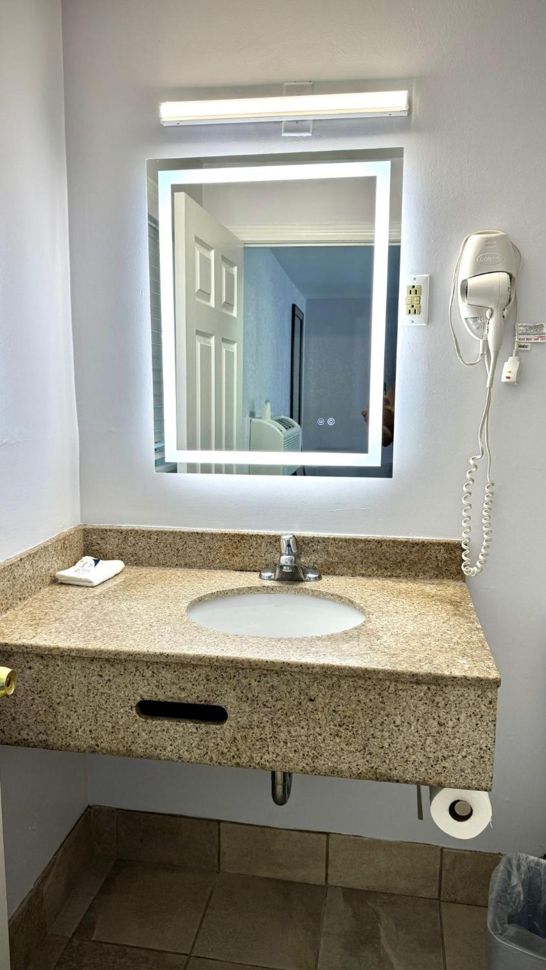 Chisholm'S Motor Inn Соґас Екстер'єр фото