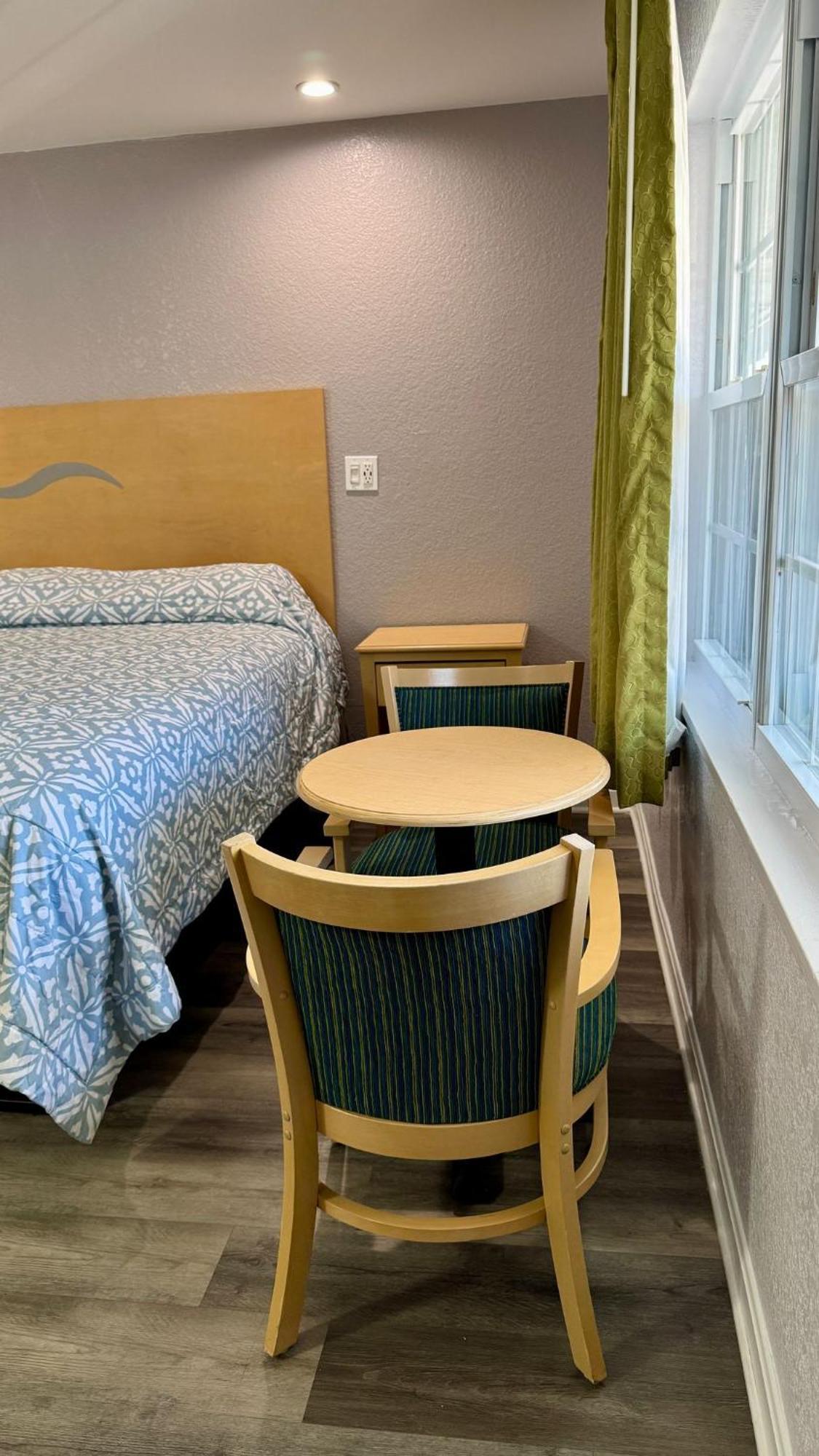 Chisholm'S Motor Inn Соґас Екстер'єр фото